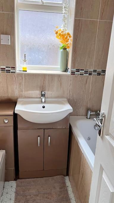 Cheerful 3 Bedroom Townhouse With Free Parking. Billericay Exterior photo